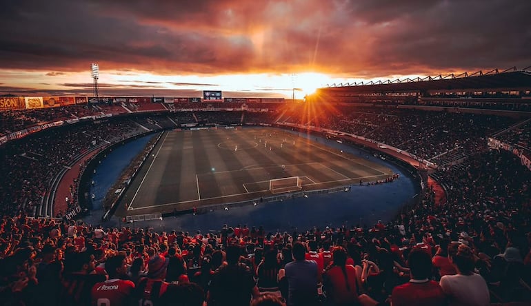 Atardecer en barrio Obrero, con los fanáticos de Cerro Porteño palpitando con su equipo en La Nueva Olla.