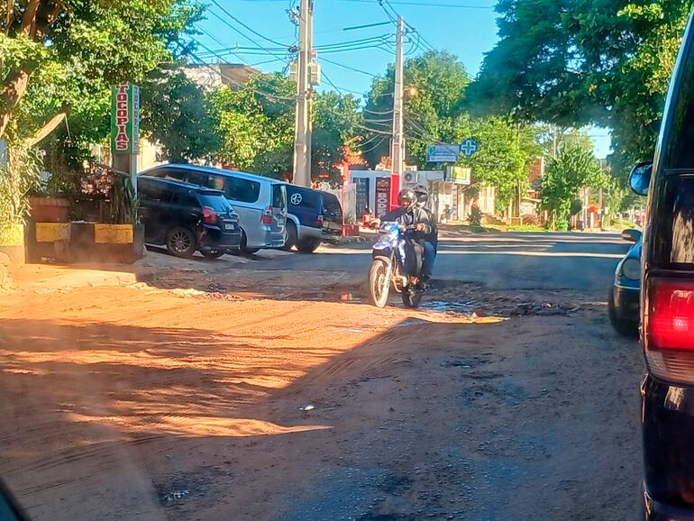 Toda una travesía para transitar por la avenida Pratt Gill, minada de enormes baches.