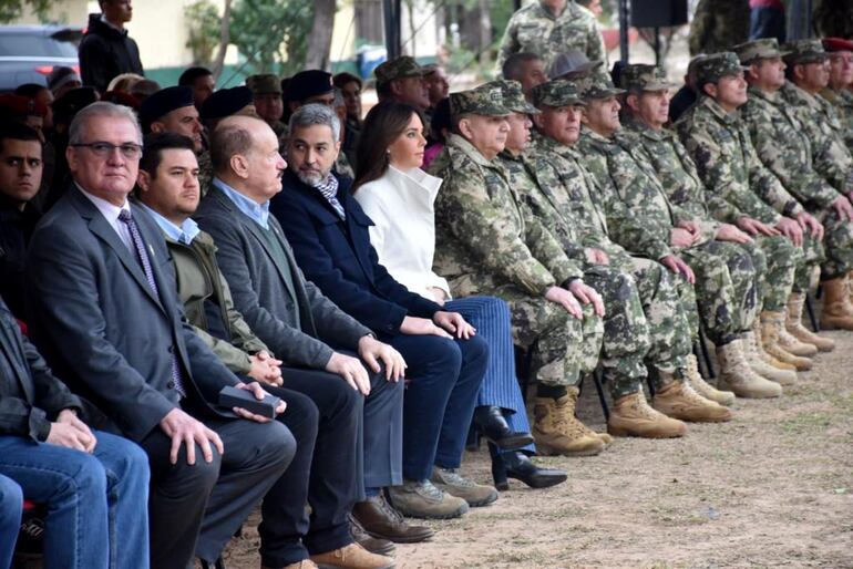 Emiliano Rolón Fernández  (izq.) y Mario Abdo Benítez (c) asistieron ayer al acto de conmemoración por  la Paz del Chaco, en Mcal. Estigarribia.