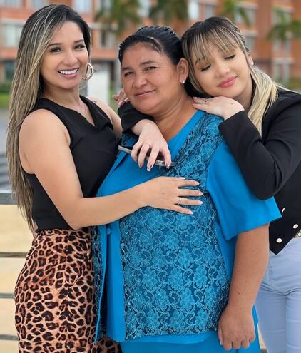 Mariela y Marilina Bogado, felices con su madre, doña Saturnina.