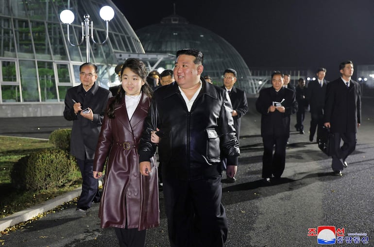 Imagen cedida por la agencia oficia norcoreana KCNA en la que se observa al líder norcoreano Kim Jong Un (d) junto a su hija y posible heredera Ju Ae (i) en Pyongyang.