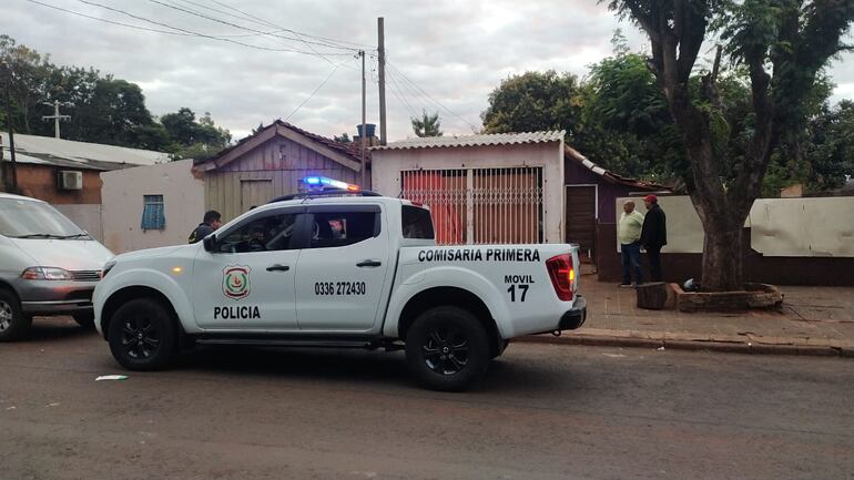 Patrullera de la Comisaría Primera llega al lugar donde ocurrió el crimen.