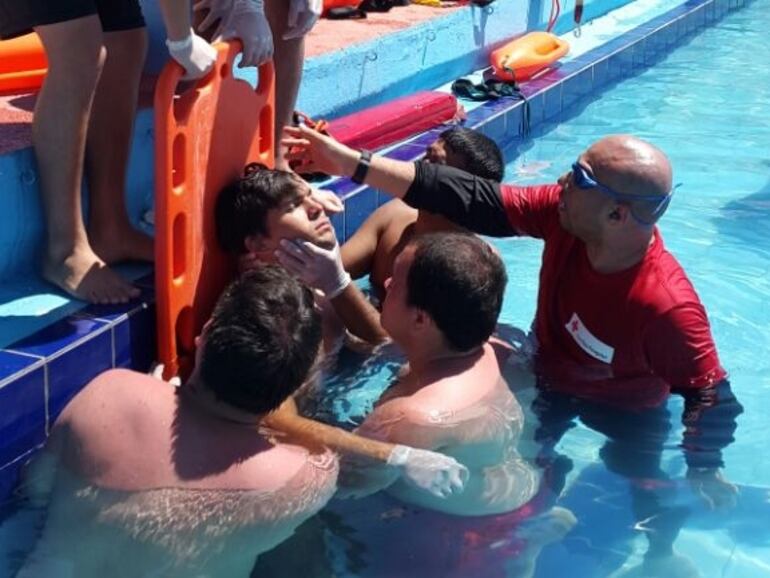 Los niños pequeños suelen tener accidentes en el agua, es mejor prevenirlos pero  también saber qué hacer si ocurre.