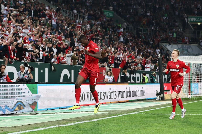 Augsburg (Germany), 10/05/2024.- Stuttgart's Serhau Guirassy (L) celebrates scoring the opening goal during the German Bundesliga soccer match FC Augsburg against VfB Stuttgart in Augsburg, Germany, 10 May 2024. (Alemania) EFE/EPA/ANNA SZILAGYI CONDITIONS - ATTENTION: The DFL regulations prohibit any use of photographs as image sequences and/or quasi-video.
