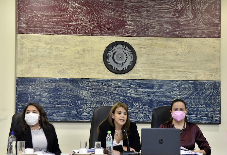 Yolanda Morel (izq.), Claudia Criscioni (presidenta) y Yolanda Portillo, integrantes del Tribunal de Sentencia Especializado en Delitos Económicos que condenó a 15 años de cárcel a Ramón González Daher.