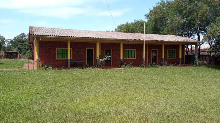 Fachada de la escuela Cristo Rey de Naranjal, Alto Paraná.