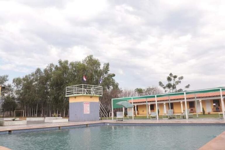 En la posada "Lacolpark" los visitantes van a encontrar piscina, alojamiento con camas individuales y servicios de gastronomía entre otros.