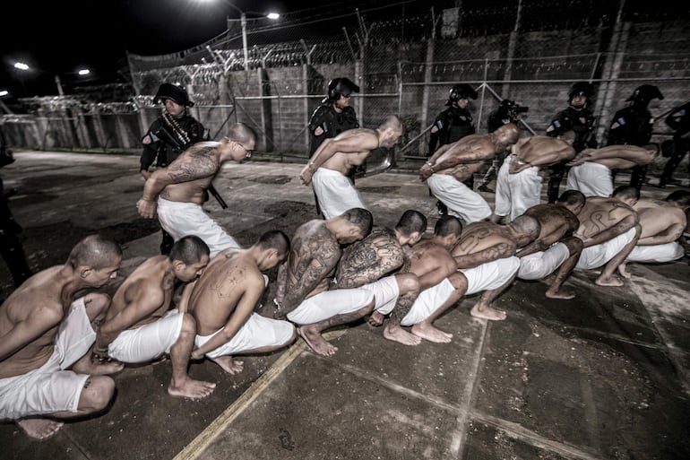 Fotografía cedida por el gobierno de El Salvador donde se observa el traslado de pandilleros al Centro de Confinamiento para el Terrorismo (Cecot), este martes en Tecoluca (El Salvador). (archivo)