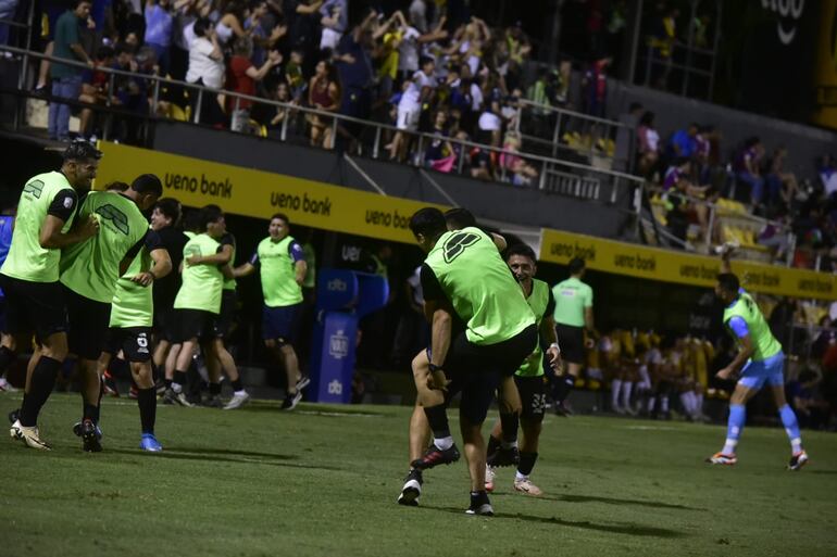 Festejo de titulares y suplentes de Trinidense tras el tercer gol del equipo ante Cerro Porteño