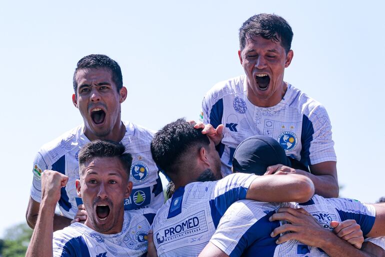 Los jugadores de Sol de América celebran un gol en el partido contra Fernando de la Mora en el estadio Emiliano Ghezzi por la jornada 27 de la División Intermedia, la segunda categoría del fútbol paraguayo.