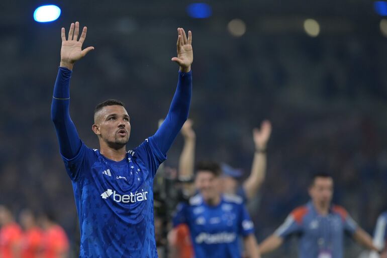 José Ivaldo, futbolista del Cruzeiro, celebra al final del partido frente a Libertad la clasificación a las semifinales de la Copa Sudamericana 2024 en el estadio Mineirao, en Belo Horizonte, Brasil.