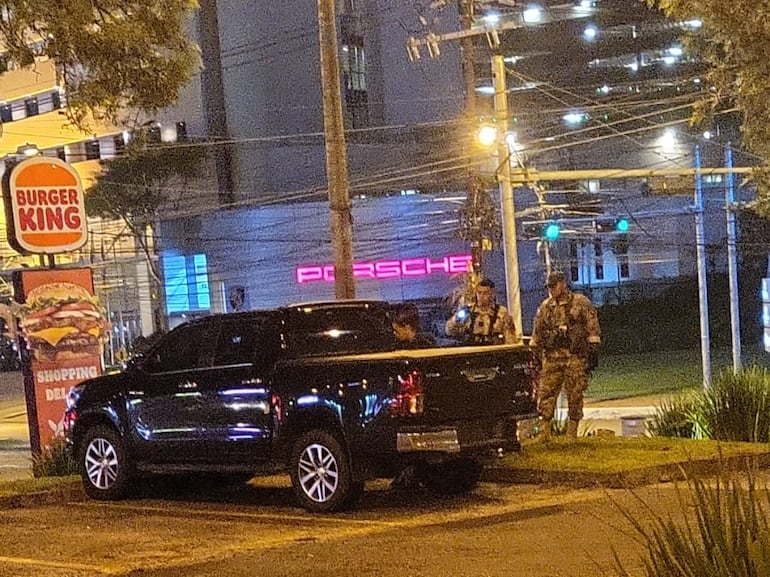 La camioneta Toyota Hilux, registrada a nombre de Dalia López, hallada en el estacionamiento del shopping del Sol.