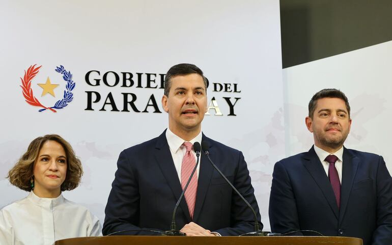 El presidente Santiago Peña (c) junto a la jefe de Gabinete Civil, Lea Giménez y el vicepresidente Pedro Alliana. Fue ayer en Mburuvicha Róga.