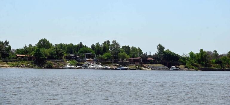 Vista envidiable desde río Paraguay de  residencias construidas en lotes públicos. Los ocupantes se dedicaban “a las actividades de autosustento y  agrícolas”.