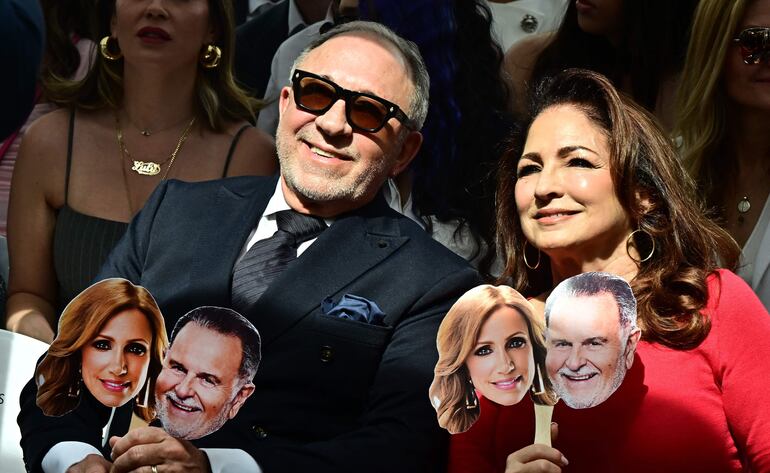 Gloria Estefan y su esposo Emilio Estefan fueron a apoyar a Lili Estefan y Raúl De Molina, quienes recibieron sus estrellas en el Paseo de la Fama de Hollywood. (Frederic J. BROWN / AFP)