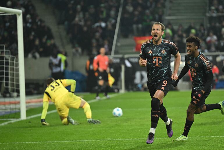 Bayern Munich's English forward #09 Harry Kane (C) celebrates scoring during the German first division Bundesliga football match between Borussia Moenchengladbach and Bayern Munich in Moenchengladbach on January 11, 2025. (Photo by INA FASSBENDER / AFP) / DFL REGULATIONS PROHIBIT ANY USE OF PHOTOGRAPHS AS IMAGE SEQUENCES AND/OR QUASI-VIDEO