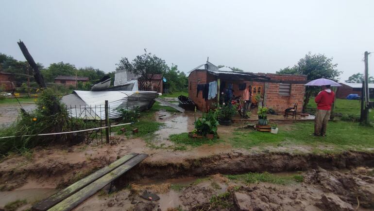Temporal de lluvia y vientos en Ayolas deja cuantiosos daños materiales en las viviendas.