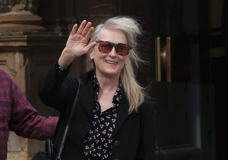 La actriz estadounidense Meryl Streep saluda en las afueras del hotel de la Reconquista en Oviedo, tras su arribo a España para recibir el Premio Princesa de Asturias de las Artes.