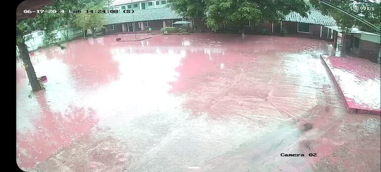 Imagen de una de las cámaras de la institución donde se ve que la cantidad de agua que se acumula dentro del predio.