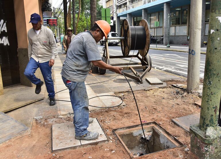 El trabajo es lo que le genera principal ingreso a las familias paraguayas. En la imagen, un técnico trabajando en el cableado subterraneo de la ANDE en calle Palma (Asunción).