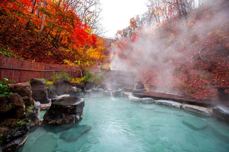 Vapor elevándose desde aguas termales en un colorido entorno de vegetación otoñal, en Yamagata, Japón. Foto Dpongvit/Shutterstock, facilitada por Journalistic.org.
