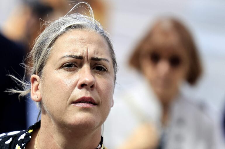 Caroline Darian (en primer plano), hija de Gisele Pelicot (a quién se ve difuminada al fondo), se dirige hacia la corte de Aviñón.