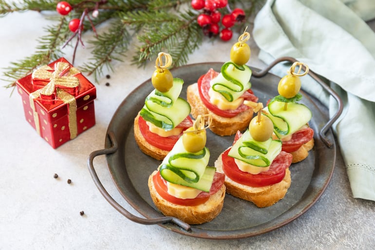 Cañones de tomates, queso, pepinos y aceitunas en una baguette.