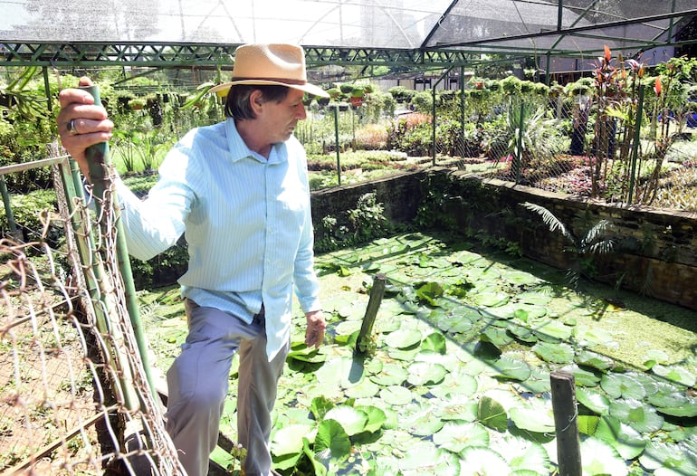 Aurelio Meza, viverista y propietario del predio vecino, muestra las nacientes de agua dulce de la zona. Su historia familiar está ligada a la historia de la Isla de Francia.