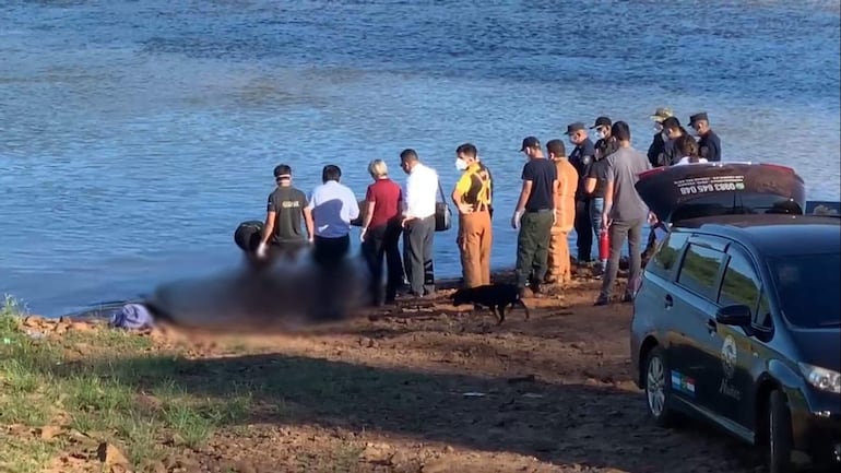 Los cuerpos de las tres niñas y su padre fueron hallados en el río Paraná, en Mayor Otaño, Itapúa, el viernes pasado. La tragedia que dejó a tres niñas muertas a manos de su propio padre la semana pasada involucra a diversas instituciones y procesos. Era la primera vez que pasarían el fin de semana con el progenitor, un encuentro que terminó en desenlace fatal. En esta nota, se presenta una cronología de los pedidos y gestiones para permitir que las niñas estuvieran con su padre.