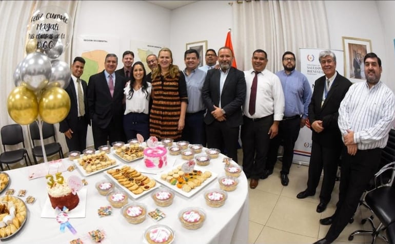 A lo grande. Festejo de la secretaria privada de la ministra de Salud, Magalí Báez, en las oficinas del Ministerio.