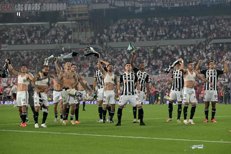 Los jugadores del Atlético Mineiro celebran la clasificación a la Final Única de la Copa Libertadores 2024 después de empatar sin goles con River Plate en el estadio Monumental, en Buenos Aires, Argentina.