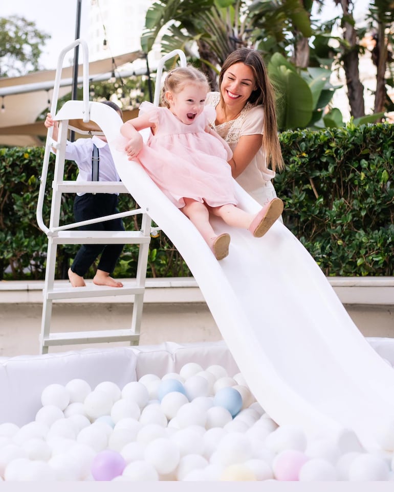 ¡Pura ternura! Pampita Ardohain jugando con su pequeña Ana. (Instagram/Pampita Ardohain)