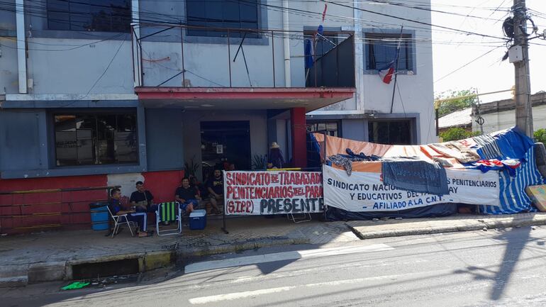 Guardiacárceles en huelga de hambre exigen seguridad ante amenazas constantes que reciben de los presos