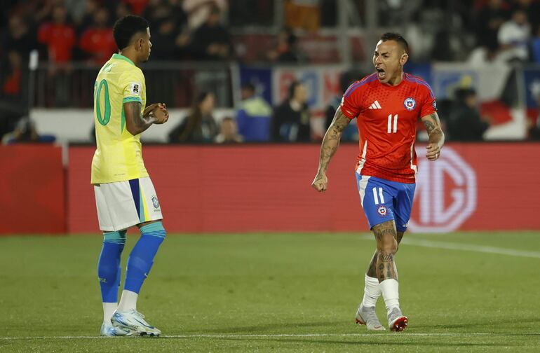 AMDEP8624. SANTIAGO (CHILE), 10/10/2024.- Eduardo Vargas (d) de Chile celebra su gol este jueves, en un partido de las eliminatorias sudamericanas para el Mundial de 2026 entre Chile y Brasil en el estadio Nacional Julio Martínez Prádanos en Santiago (Chile). EFE/ Elvis González
