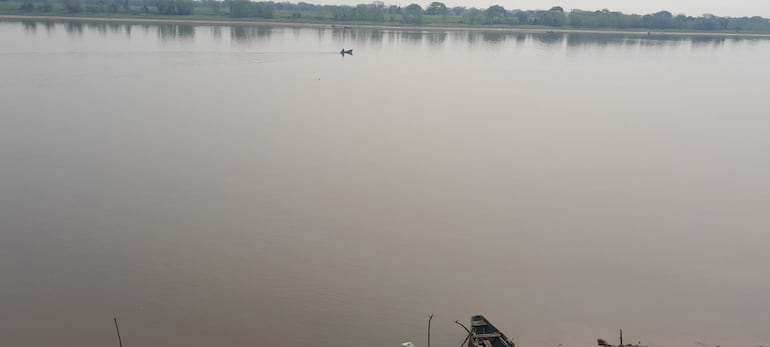 Imagen de las aguas del río Paraguay donde falleció un pescador en Villa Oliva.