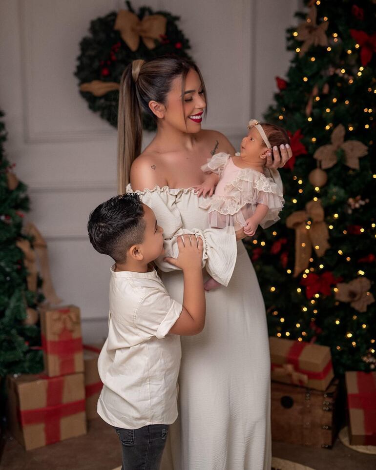 Male González con sus hijos Pauli y Joaquín en la previa navideña. (Instagram/Male González)