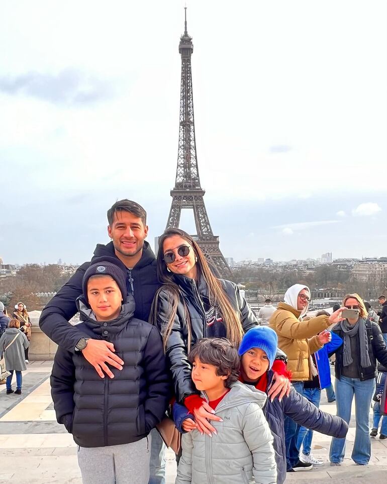 ¡Juntos en París! Iván Torres con sus hijos Elías, Emmanuel y Piero, y su prometida Stephanie Ríos.