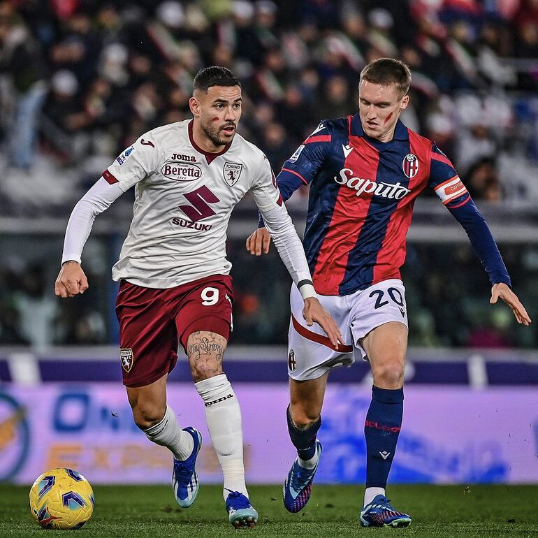 Antonio Sanabria, jugador del Torino, ante la marca de Michel Aebischer, del Bolonia.