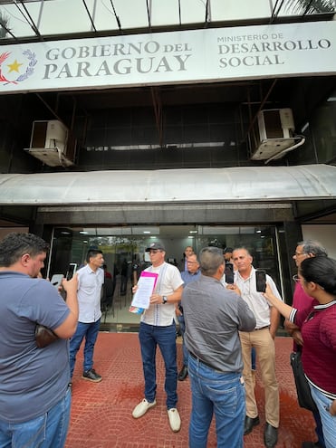 Representantes de la Coordinadora de Adultos Mayores se presentaron este martes en el Ministerio de Desarrollo Social a exigir la reincorporación al sistema de 3.800 pensionados cuyas tarjetas fueron bloqueadas.