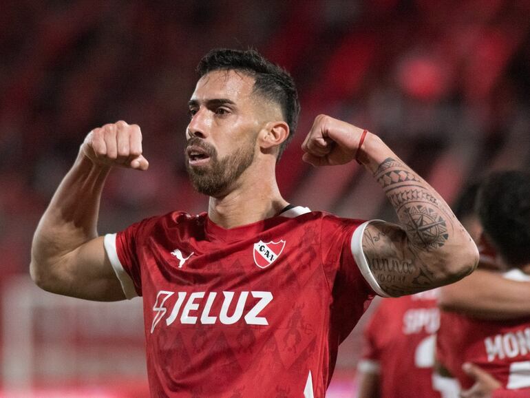 El paraguayo Gabriel Ávalos, futbolista de Independiente de Avellaneda, celebra un gol en el partido frente a Unión por la fecha 21 de la Liga Profesional de Argentina.