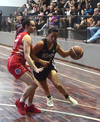 Las goleadoras Paloma Niz, de Félix Pérez, y Marta Peralta, de Olimpia, pelean el liderazgo en el parquet.