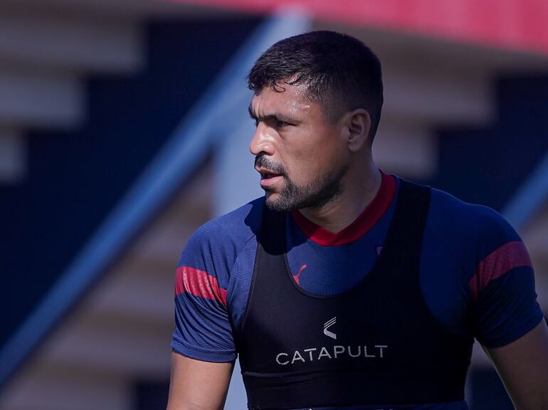 El paraguayo Juan Patiño, futbolista de Cerro Porteño, en el entrenamiento del plantel en la Ollita, en Asunción.