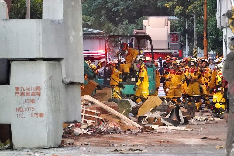 Rescatistas buscan a posibles sobrevivientes en Hualien, condado más afectado por el sismo que sacudió Taiwán hoy. 