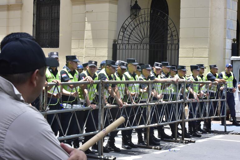Policías custodiando el Congreso ayer.
