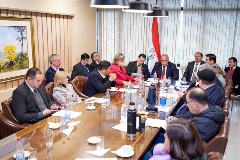 Reunión del presidente de la ANDE con la mesa directiva del Senado.