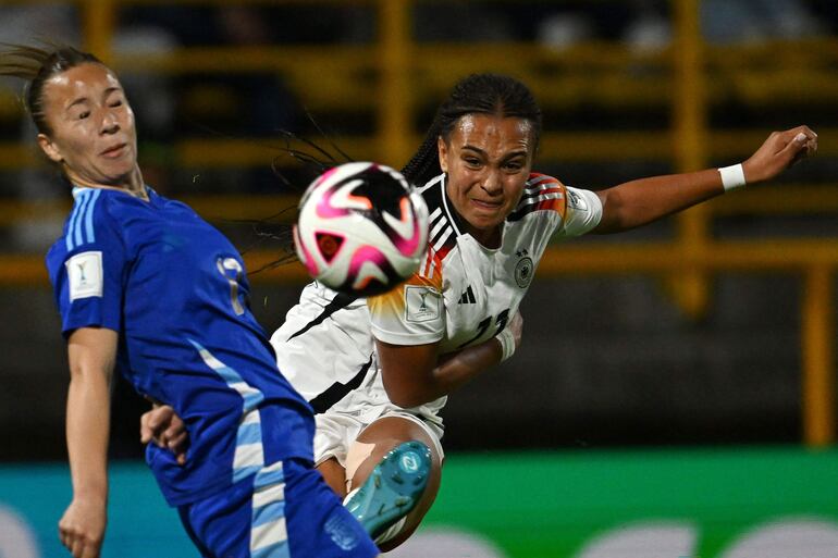 Argentina's defender Luciana Perez (R) and Germany's forward Lisa Baum fight for the ball during the 2024 FIFA U-20 Women's World Cup round of 16 match between Germany and Argentina at Metropolitano de Techo stadium in Bogota on September 12, 2024. (Photo by Raul ARBOLEDA / AFP)