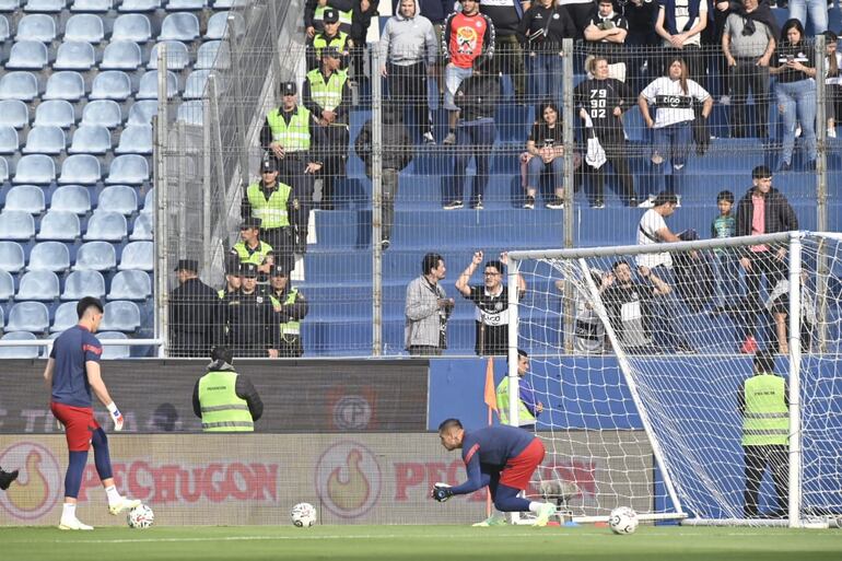 Aficionados de Olimpia en el sector visitante de la Nueva Olla