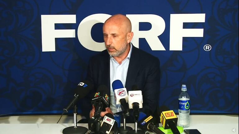 Oseal Maroto, presidente de la Federación Costarricense de Fútbol (FCF), en la conferencia de prensa sobre el futuro de Gustavo Alfaro.