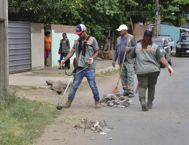 Un gran equipo trabajó el viernes en una minga ambiental realizada en el barrio Tacumbú.