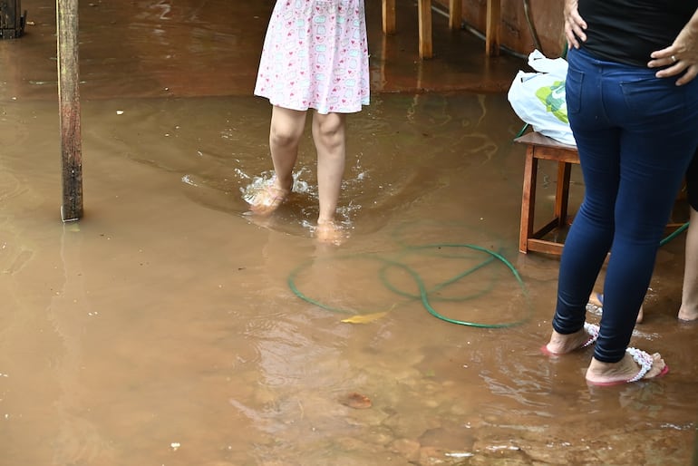 Varias casas de las zonas bajas quedaron bajo agua. La intensa lluvia que se registró este jueves en Ciudad del Este y alrededores causó inundaciones de casas en zonas bajas, además de desbordes de arroyos. El desagüe del Palacio del Poder Judicial también desbordó, causando el desplome de una parte del techo.